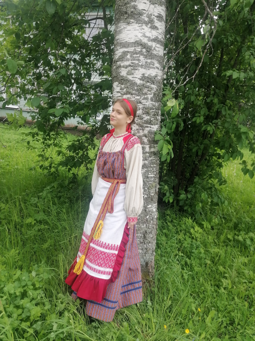ПЛЕНЭР Девушка в народном костюме